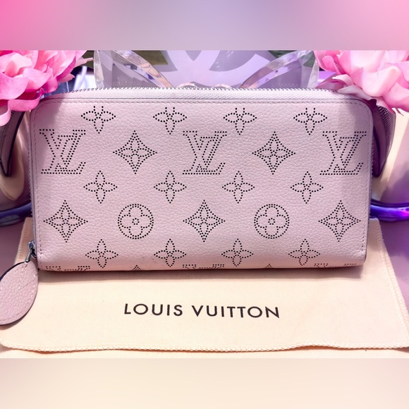 RE LISTED IN CLOSET Louis Vuitton Lilac Mahina Zippy Wallet - Picture 2 of 10